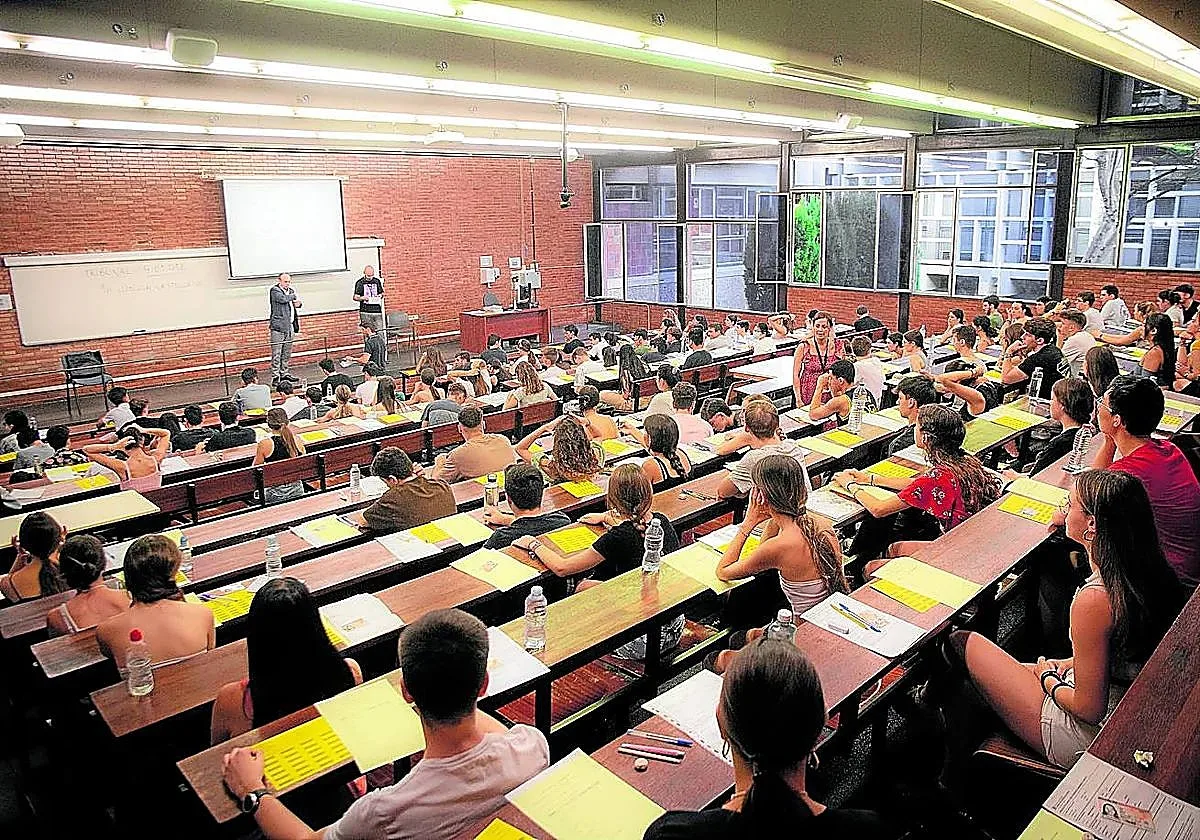 Cataluña rectifica, recupera las lecturas obligatorias en el Bachillerato y anuncia el regreso al papel