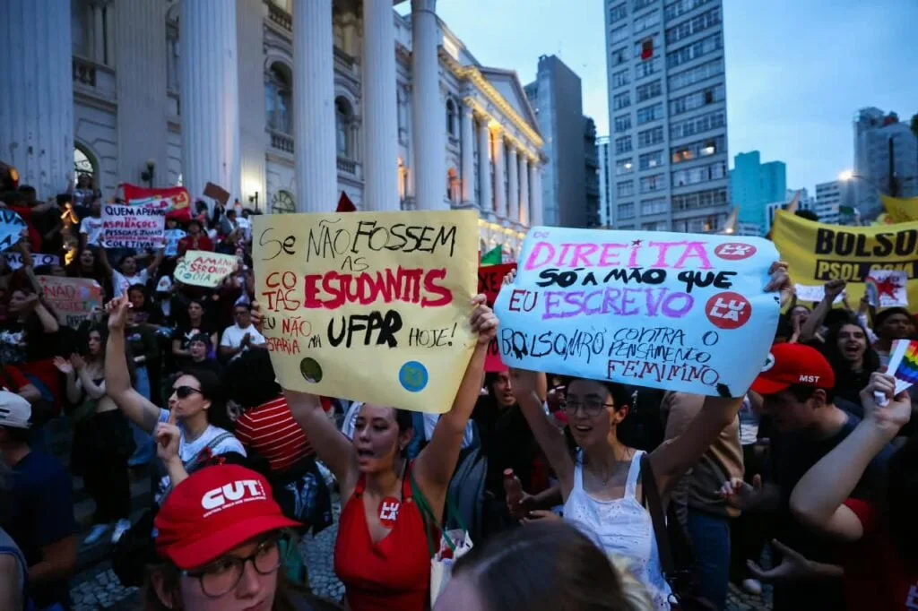 Ato em Curitiba reúne milhares em apoio à reeleição de Lula no segundo turno