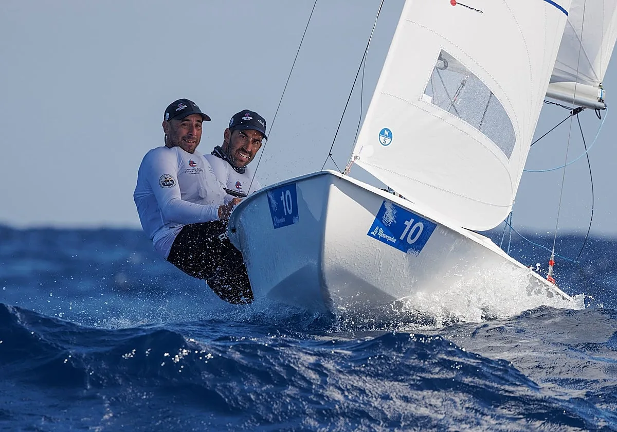 Alfredo González y Cristian Sánchez arrancan liderando el Mundial de Snipe en Mahón