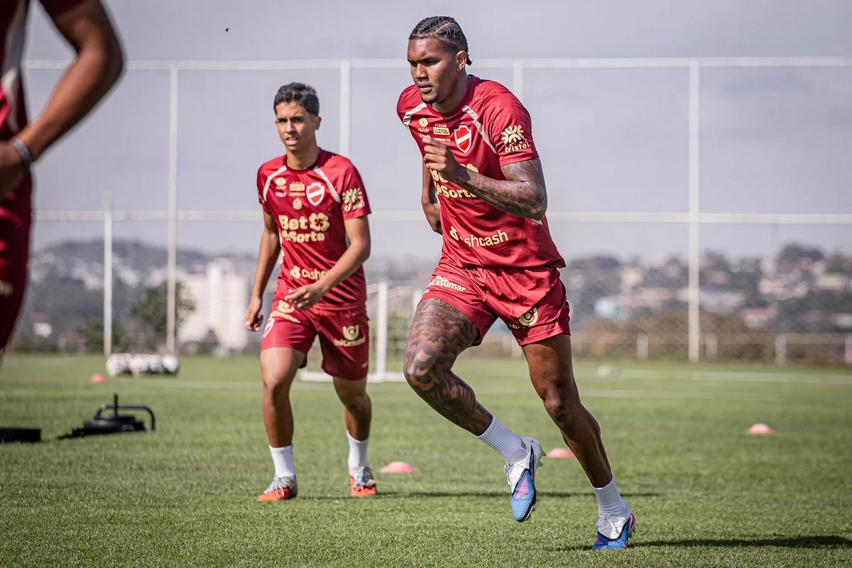 Sem sofrer gol há cinco jogos, Vila Nova tem a defesa como trunfo para subir