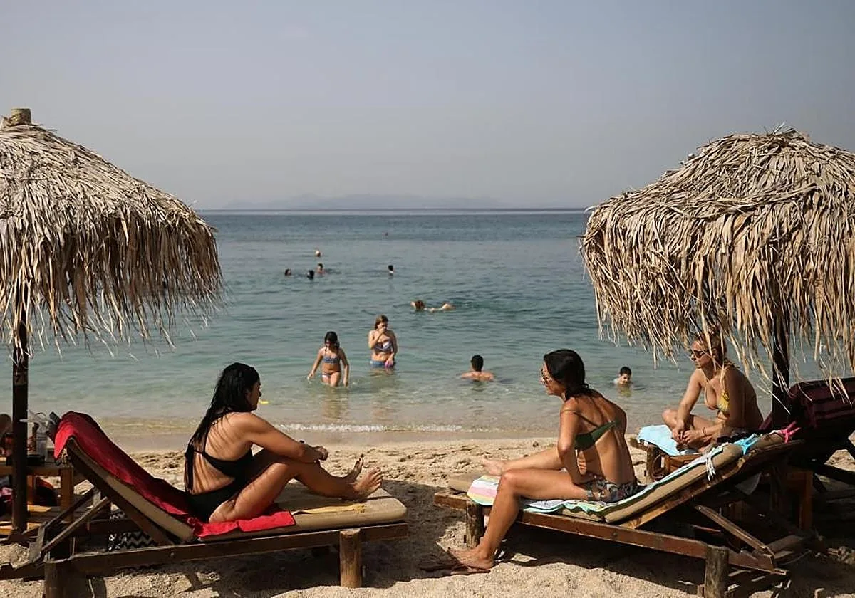 Muere un hombre de 82 años en Grecia tras pelear con otro de 76 por una tumbona de playa