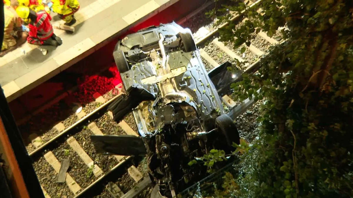 Raserunfall oder Straßenrennen? - Auto stürzt metertief auf Gleise