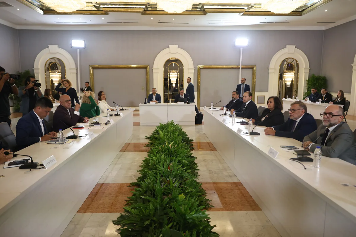 La mesa de negociación entre chavismo y oposición avanza con reformas institucionales pendientes