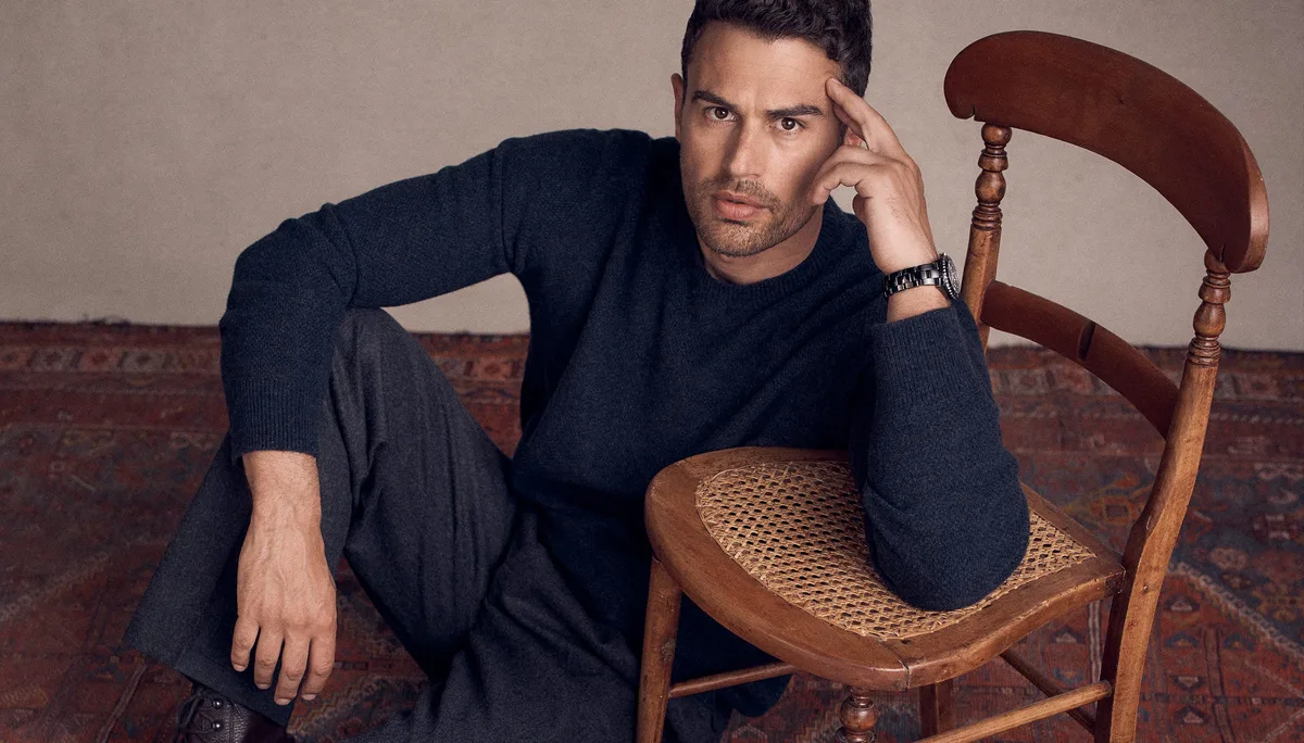 Theo James, actor: "El dinero puedes conseguirlo con TikTok. Pero el poder y la influencia, cultural y económica, es lo que se busca realmente en 'The Gentlemen'"