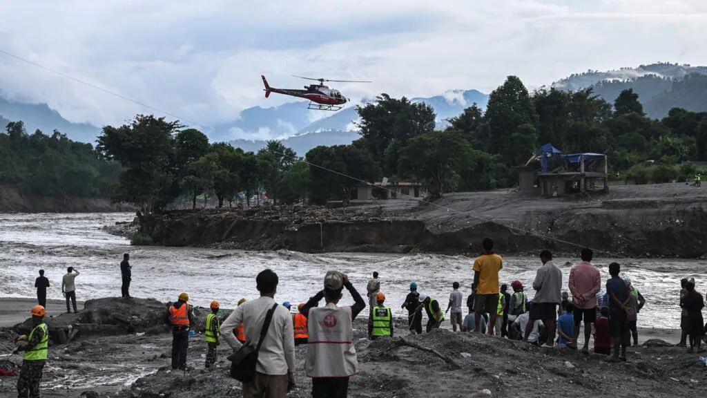 Em meio às buscas por novos sobreviventes no Nepal, ONU faz apelo 'urgente' por ajuda internacional