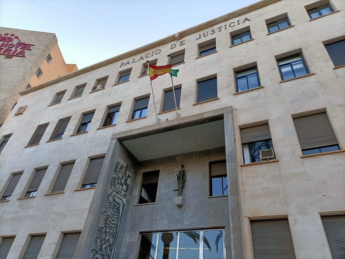 Condenado por asestar tres puñaladas a un hombre en Almería en una pelea en la que agredieron a su padre
