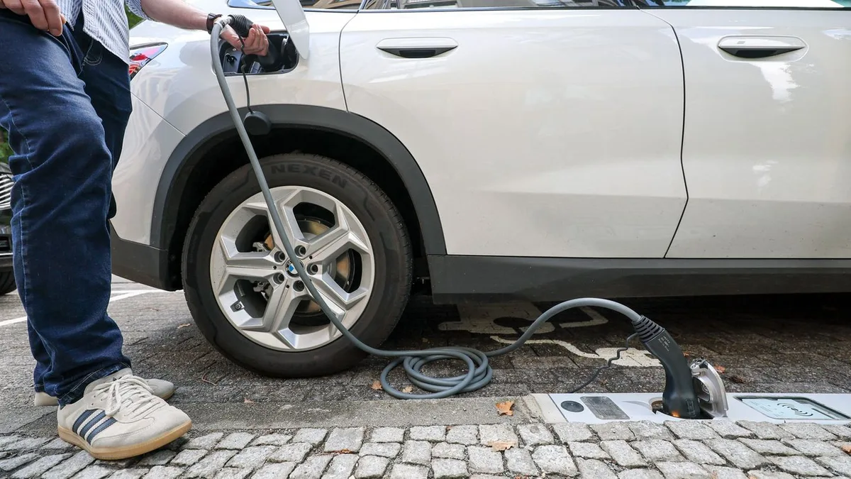 Ladebordstein: Pilotprojekt: E-Autos an der Bordsteinkante in Leipzig laden