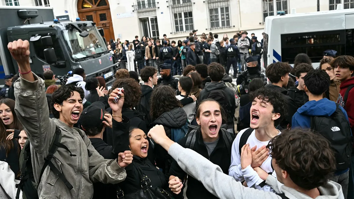 Têm 17, 18 e 19 anos e já agitam a política francesa: quem são os jovens que estão a desafiar Macron?