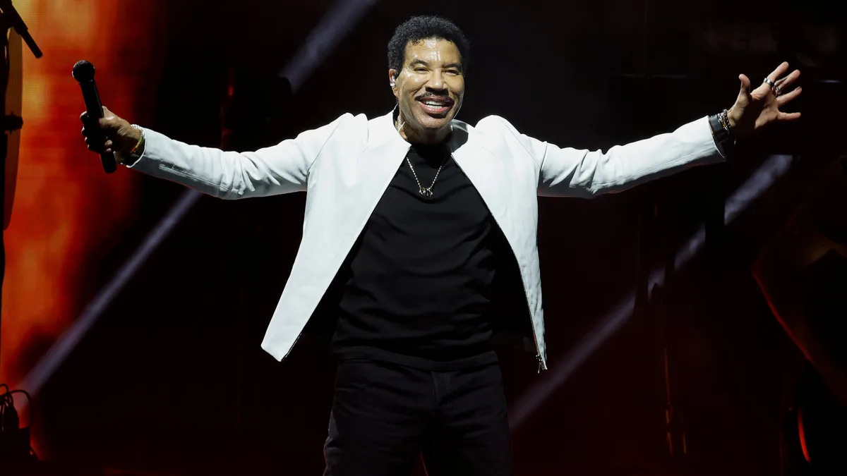 Lionel Richie Rushed to Hospital After Onstage Health Scare
