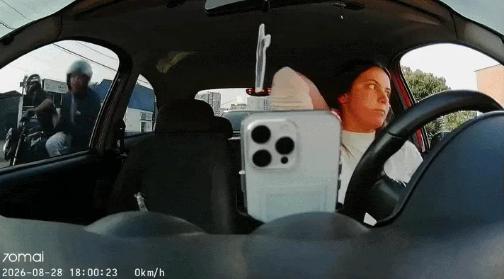 Influenciadora relata choque após bandidos quebrarem vidro do carro e furtarem celular: 'Comecei a chorar'