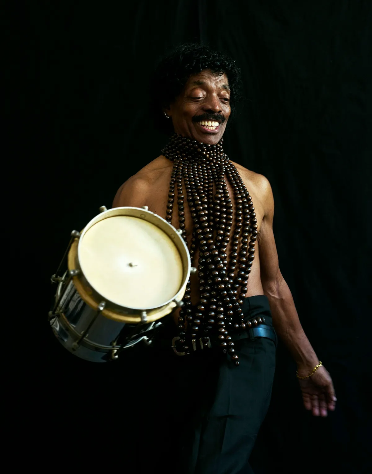 Índio da Cuíca lança em setembro o álbum 'Zing zing', com Siba, Ana Frango Elétrico e samba de Juçara Marçal
