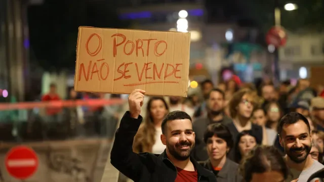 "Revertida a decisão". Desmobilizada manifestação pela habitação no Porto