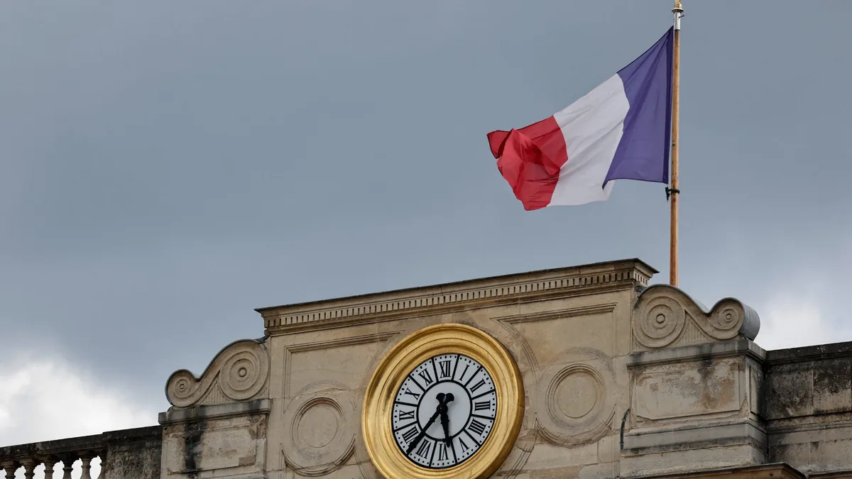 Fragilité du cadre électoral, pouvoirs de l'exécutif... Un rapport universitaire pointe les vulnérabilités de la France face à un "choc autoritaire"