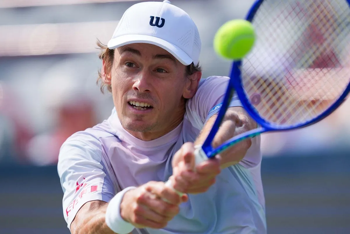 De Minaur se atrapalha, mas faz oitavas depois de sete anos