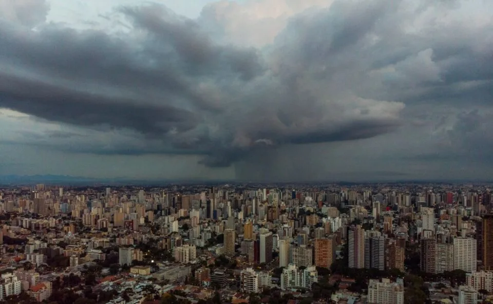 Após período de sol, chuvas retornam ao Paraná e Curitiba tem alerta amarelo para tempestades com ventos de 60 km/h
