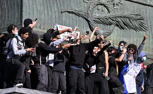 Estudiantes en Francia son "utilizados" por fuerzas políticas: Macron; dice que manifestantes tienen demandas "legítimas"