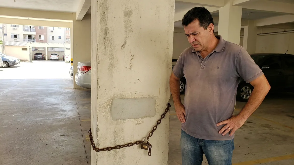 Síndico manda retirar bicicleta enferrujada presa havia anos na garagem, mas morador reaparece dizendo que o objeto era antigo, tinha valor e nunca havia autorizado seu descarte