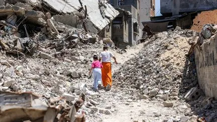 "Ma vie vient de commencer" : la vive émotion d'une quarantaine de Palestiniens évacués de Gaza, à leur arrivée en France