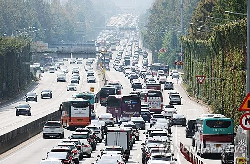 연휴 첫날 오후 귀성길 정체 지속…서울→부산 6시간40분