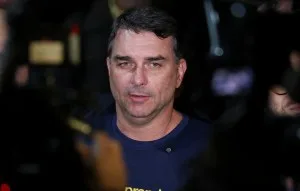 Flávio Bolsonaro comemora decisão de Moraes e deve visitar o pai nesta terça (13)