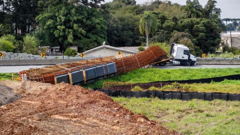 Carreta com carga gigante tomba e interdita acesso à BR-277 em Curitiba