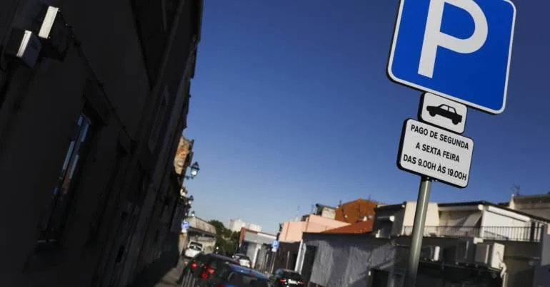 Moradores e comerciantes pedem estacionamento em Massarelos