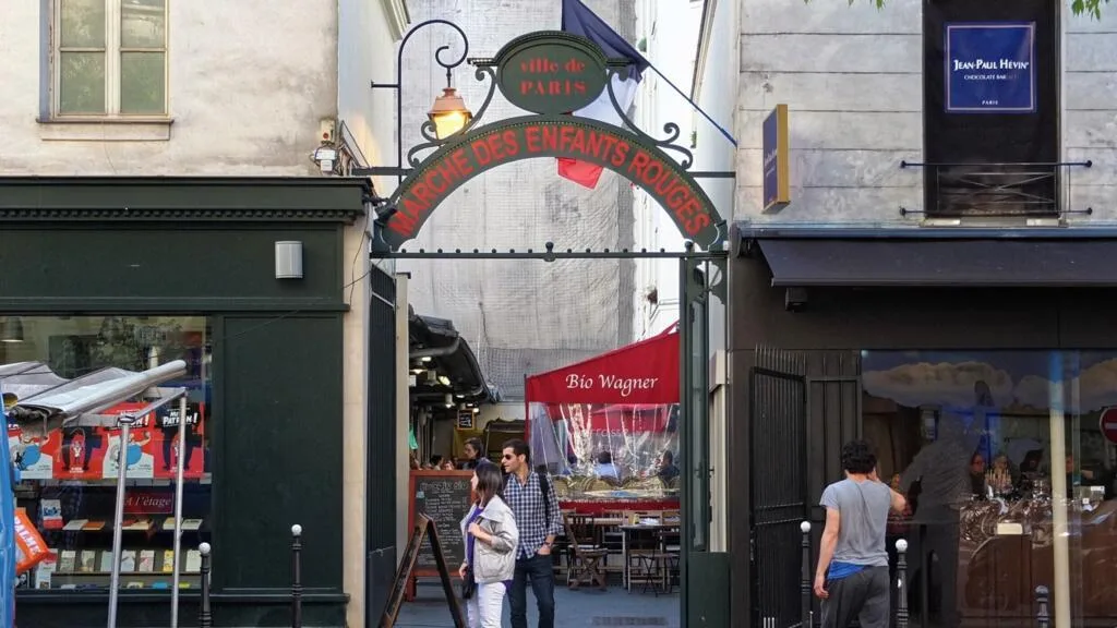 Le marché des Enfants-Rouges, à Paris, "ravagé" par un incendie