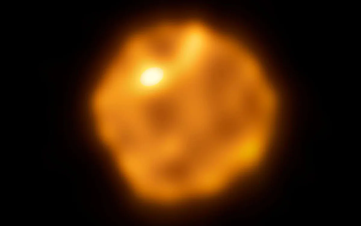 Cette image révèle Bételgeuse dans des détails inédits : une surface bouillonnante et une anomalie qui défie les astronomes