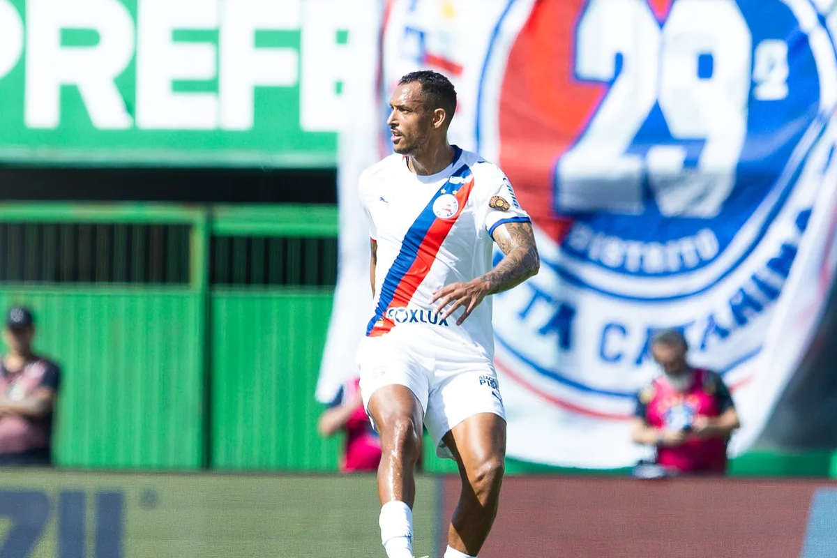 David Duarte passa mal e vomita em campo durante Chapecoense x Bahia