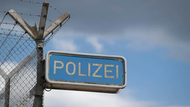 Angriff: Mann randaliert in Polizeizelle und verletzt drei Beamte