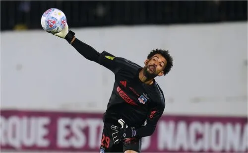 Vozinha debutó con Colo Colo tras brillar con Cabo Verde en el Mundial
