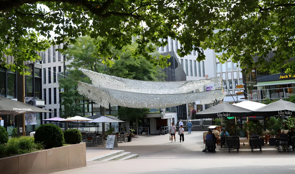 A falta de árboles, buena es su sombra: un estudiante en Alemania creó un textil que da sombra, respira y deja pasar la lluvia