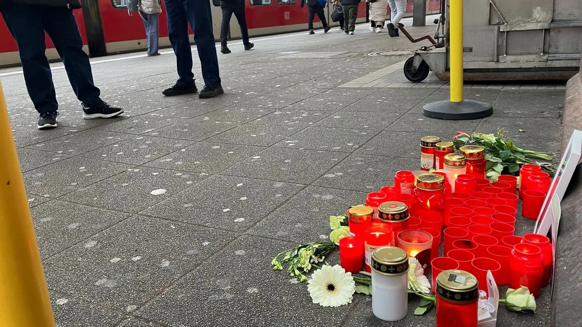 Attacke im Regionalexpress: Getöteter Zugbegleiter wird mit Gedenktafel geehrt