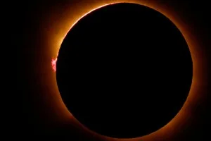 Eclipse solar total transforma dia em noite na Espanha e na Islândia