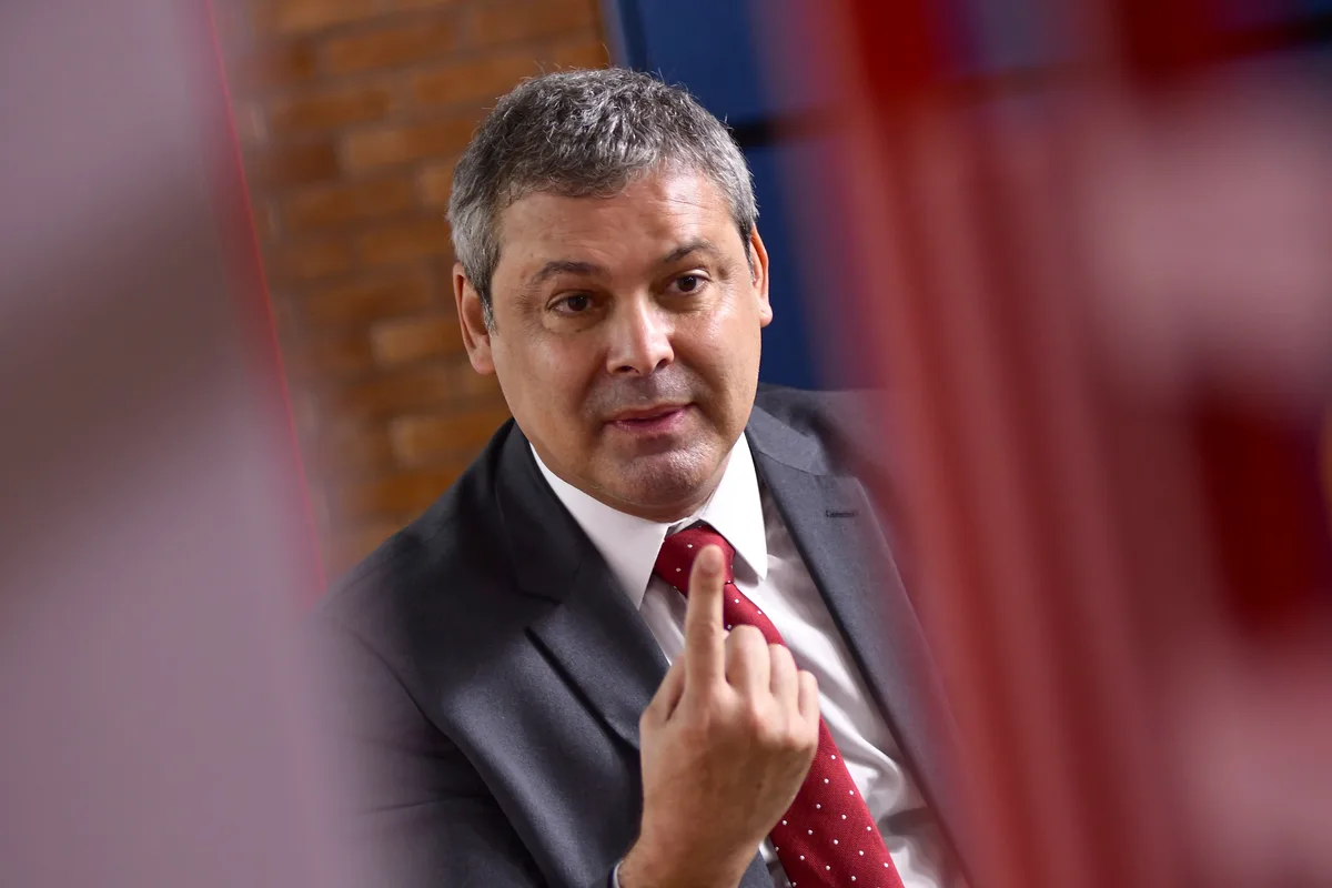 Dino manda Lindbergh Farias explicar emendas para o MST do Paraná