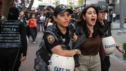 En Turquie, le pouvoir poursuit sa répression contre la communauté LGBT+ et incarcère plusieurs dizaines de personnes
