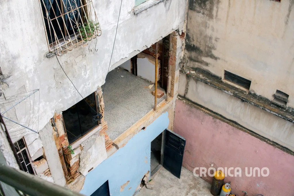 Seis familias permanecen en un edificio inhabitable de La Pastora dos meses después de los terremotos