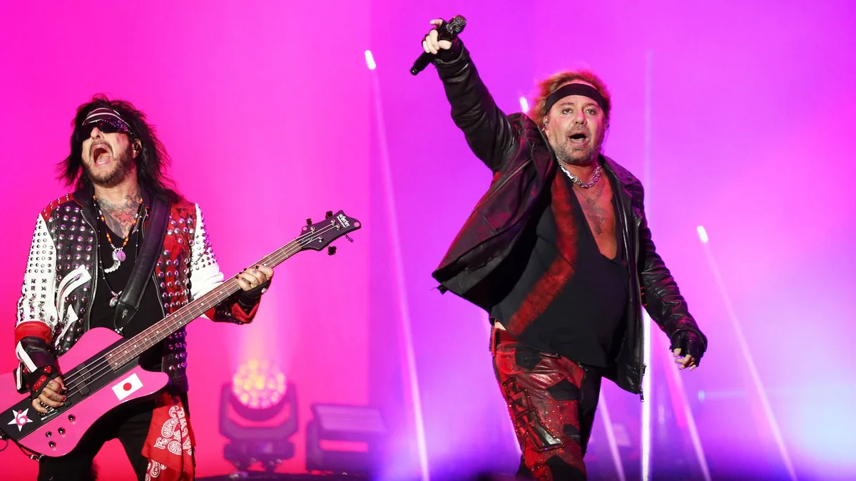Mötley Crüe usa backing tracks, mas não faz playback, segundo Nikki Sixx