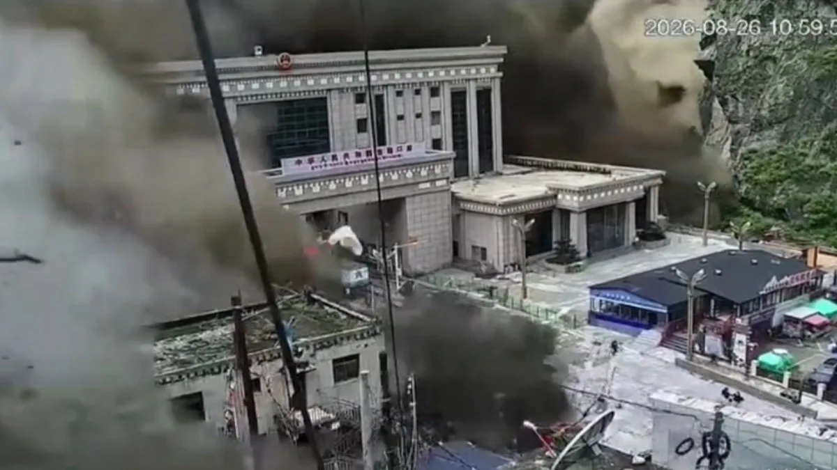 Video: People run for shelter as floodwaters rips through building at Nepal border
