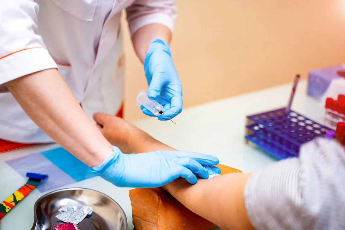 Fue a hacerse análisis y al sacarle sangre le dañaron un nervio: la millonaria indemnización que recibirá una paciente