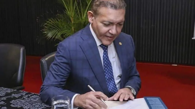 Reação “apaixonada” de Kássio à filiação falsa de Flávio Bolsonaro gera constrangimento
