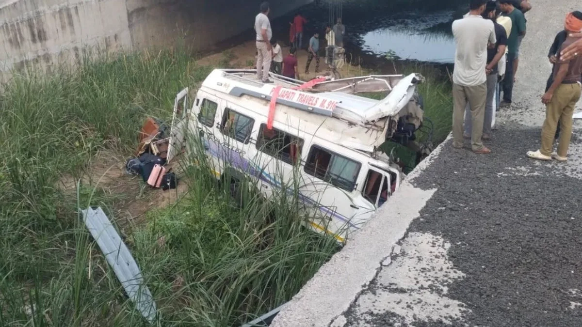 8 killed as bus falls into drain on Delhi-Mumbai Expressway near Kota