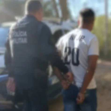 Suspeito de feminicídio é preso em matagal após fugir com filha de 5 anos