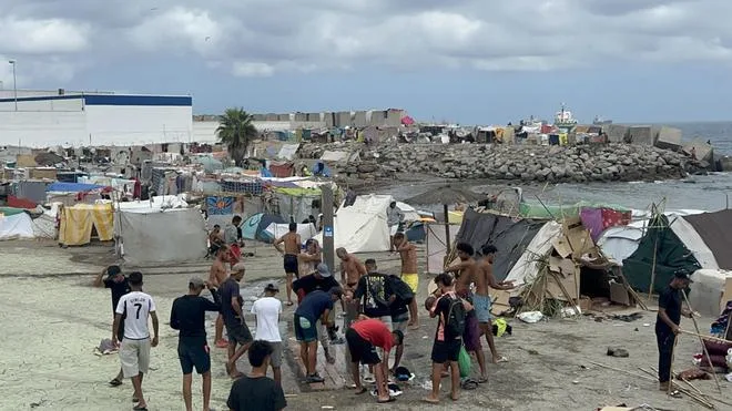 El Gobierno eleva a 10.000 la cifra de migrantes en Ceuta