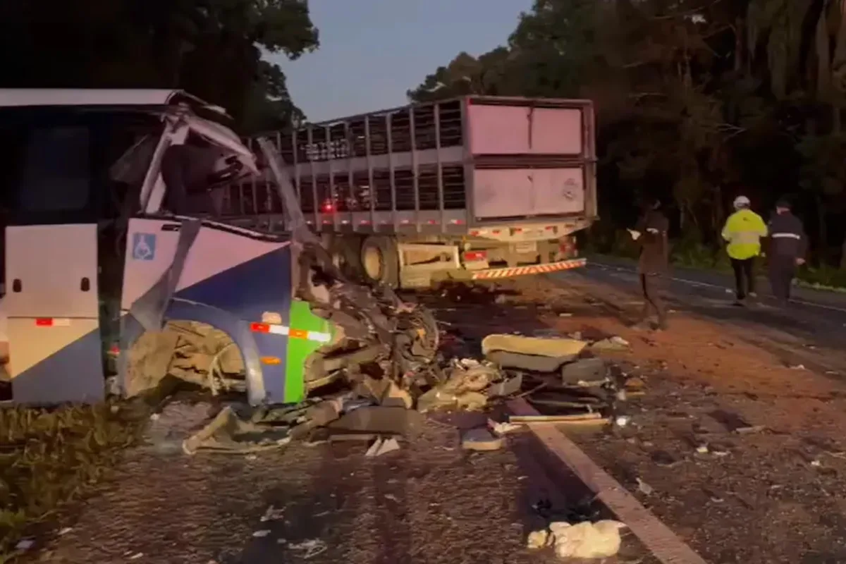 Vídeo mostra veículos destruídos após acidente com 23 mortos no PR