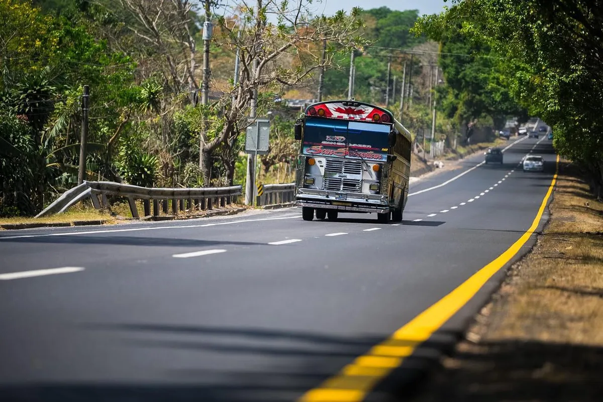 El transporte público de El Salvador enfrenta una crisis ante el auge de unidades "pirata"