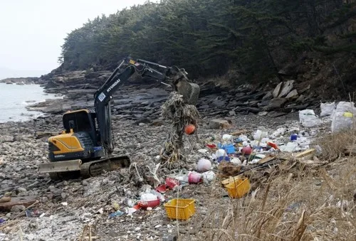 한해 1만t넘는 서해 쓰레기…충남도, '전용 바다 청소선' 띄운다