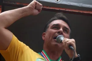 Flávio Bolsonaro pretende recrutar fiscais para acompanhar votações em outubro