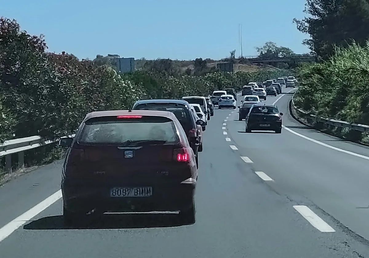 Un accidente por alcance en la AP-4 sentido Sevilla provoca 17 kilómetros de retenciones en la operación retorno