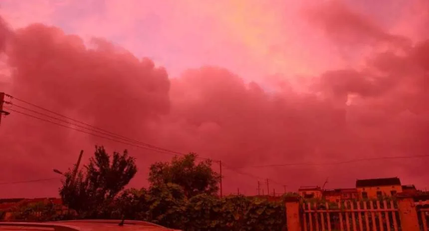 Las impactantes imágenes del cielo de China que se tiñó de rosado y causó pánico: ¿Por qué ocurrió este fenómeno?